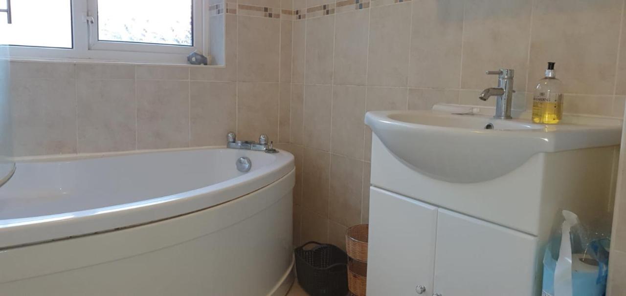 2 Bed Semi-Detached House Villa Poole Kültér fotó